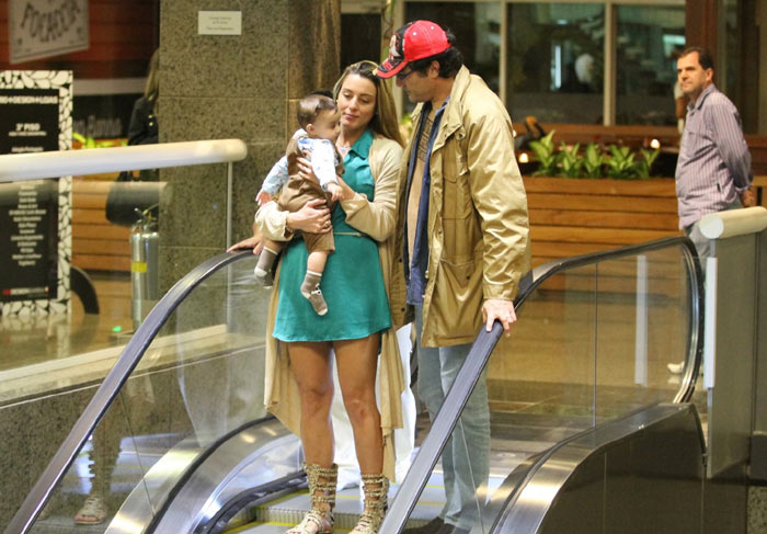 Luciano Szafir passeia com a namorada e o filho em shopping do Rio