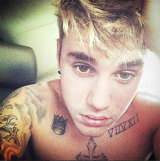 Justin Bieber tira a camisa para ‘selfie’ e mostra as tatuagens