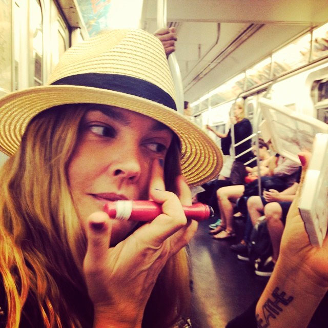  Na correira! Drew Barrymore faz sua maquigaem no metrô