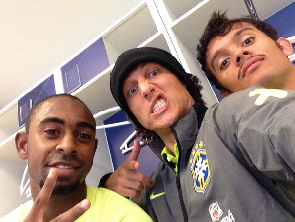 David Luiz se diverte com colegas de time antes de treino para a Copa