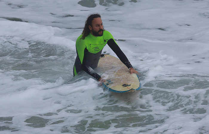  Xô, frio! Gabriel, O Pensador, surfa no Rio de Janeiro, apesar do tempo encoberto