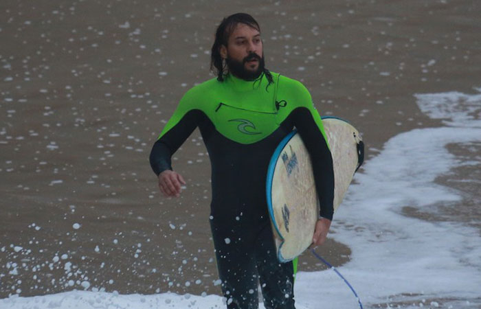  Xô, frio! Gabriel, O Pensador, surfa no Rio de Janeiro, apesar do tempo encoberto