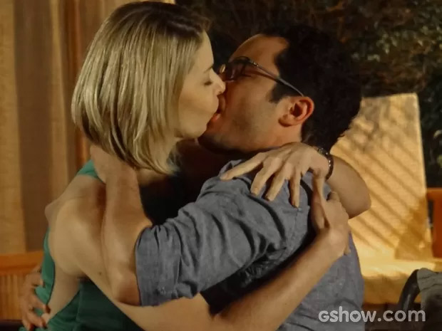 Em Família: Silvia e Felipe se beijam e ela pede para passarem a noite juntos