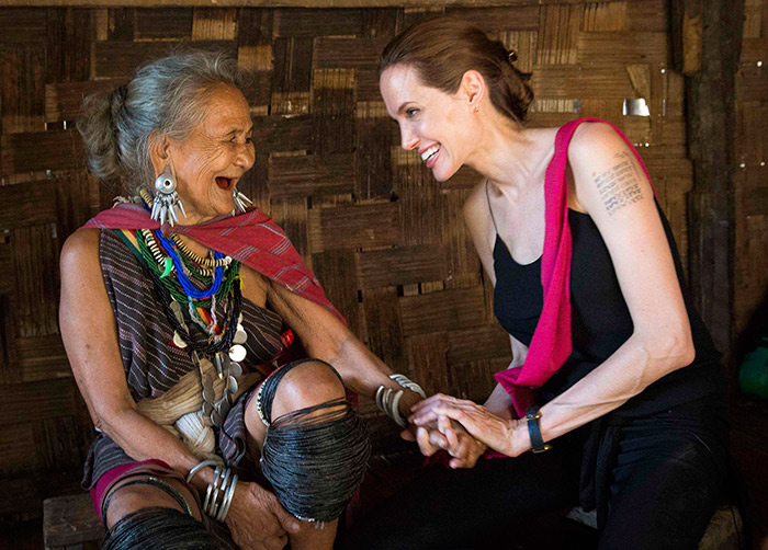 Angelina Jolie chama atenção pela magreza em viagem à Tailândia