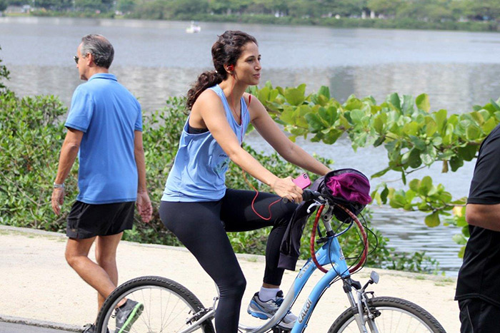 Camila Pitanga relaxa pedalando na orla da Lagoa