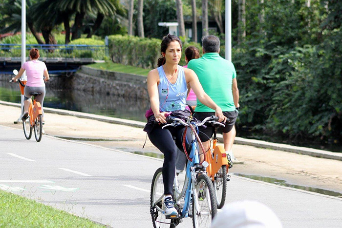 Camila Pitanga relaxa pedalando na orla da Lagoa