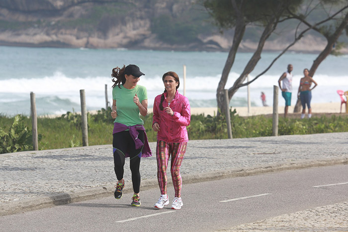 Giovanna Antonelli e Julia Lemmertz gravam novela na praia   