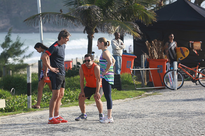 Giovanna Antonelli e Julia Lemmertz gravam novela na praia   