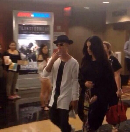 Justin Bieber e Selena Gomez vão ao cinema juntinhos