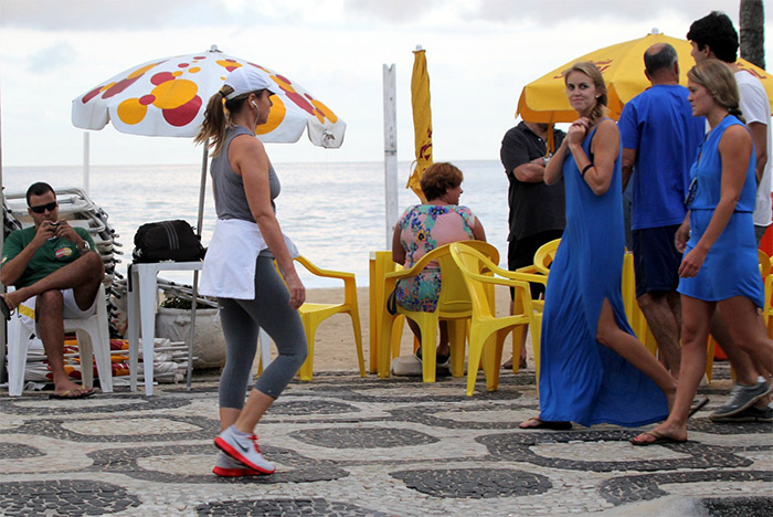 Giulia Gam caminha pela orla de Ipanema