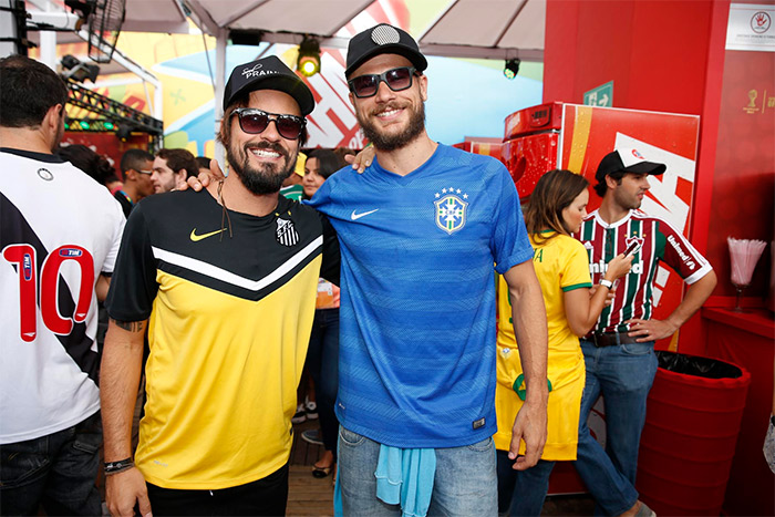 Rodrigo Hilbert e Paulo Vilhena vão ao Maracanã com o mesmo visual