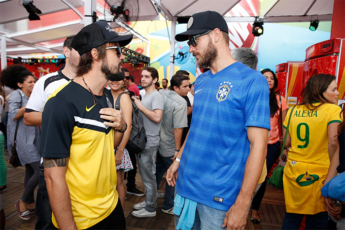 Rodrigo Hilbert e Paulo Vilhena vão ao Maracanã com o mesmo visual