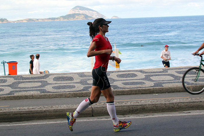 Cynthia Howlett se hidrata após correr na orla do Leblon