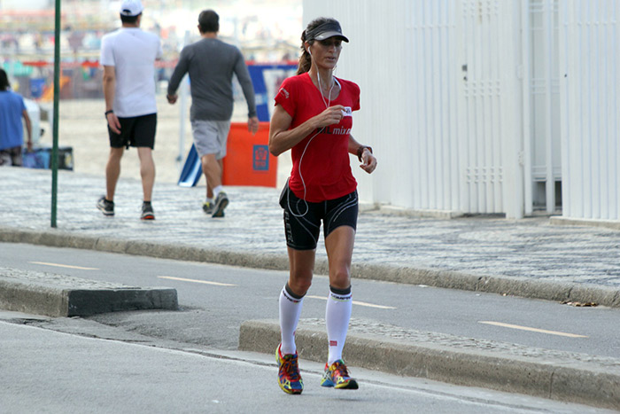 Cynthia Howlett se hidrata após correr na orla do Leblon