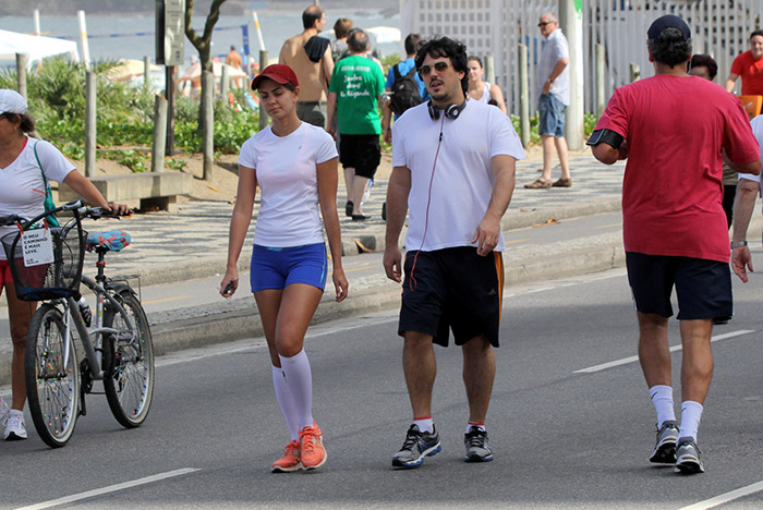 Letícia Wiermann e o namorado fazem caminhada pela orla do Leblon