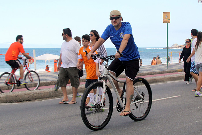 Antônio Calloni pedala tranquilamente pela orla do Leblon