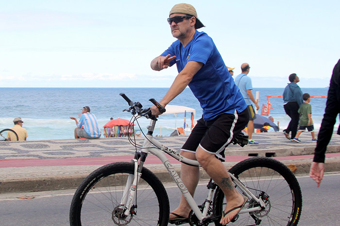 Antônio Calloni pedala tranquilamente pela orla do Leblon