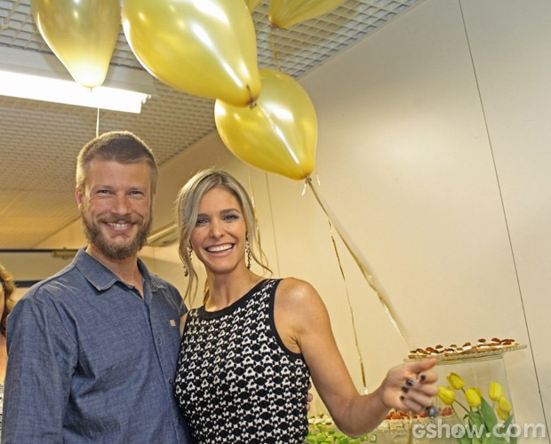 Fernanda Lima ganha festa surpresa e beijo do marido, nos bastidores do Superstar