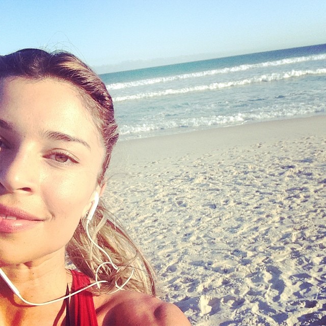 Grazi Massafera curte tarde na praia sem maquiagem