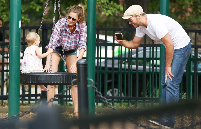 De shortinho, Gisele Bündchen se diverte no parque, com os filhos e o marido