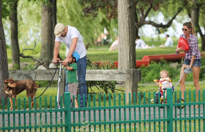 De shortinho, Gisele Bündchen se diverte no parque, com os filhos e o marido