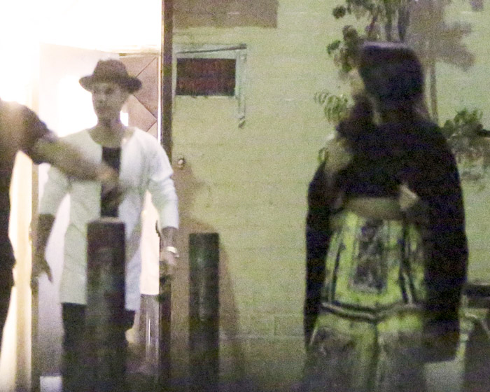 Justin Bieber janta com Selena Gomez e os dois fogem pela porta dos fundos,