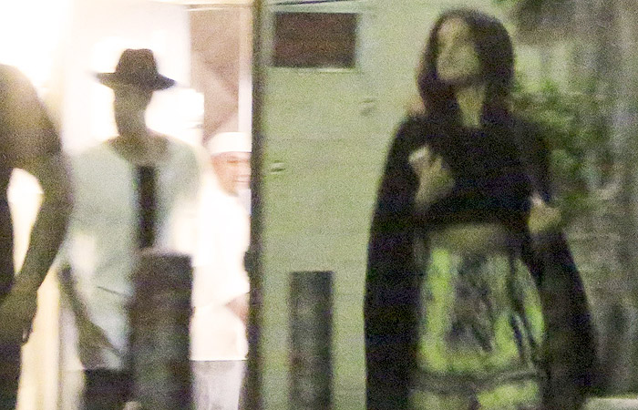 Justin Bieber janta com Selena Gomez e os dois fogem pela porta dos fundos