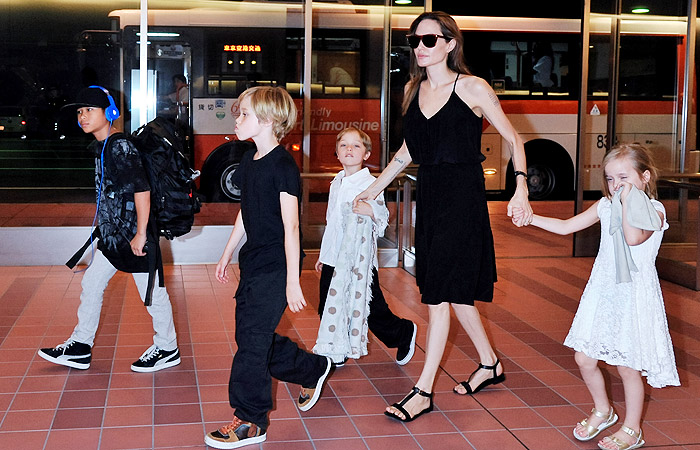 Angelina Jolie viaja com os filhos para o Japão