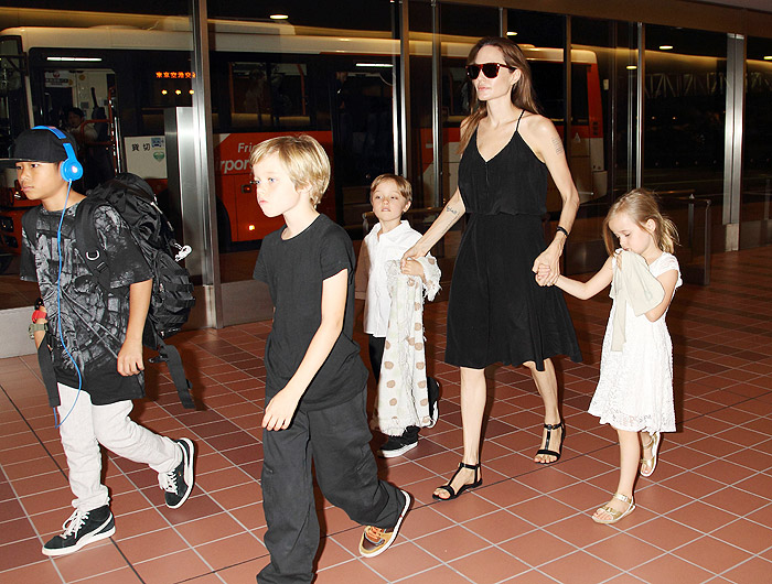 Angelina Jolie viaja com os filhos para o Japão