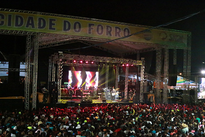 Jorge e Mateus agitam Festa Junina no interior da Bahia