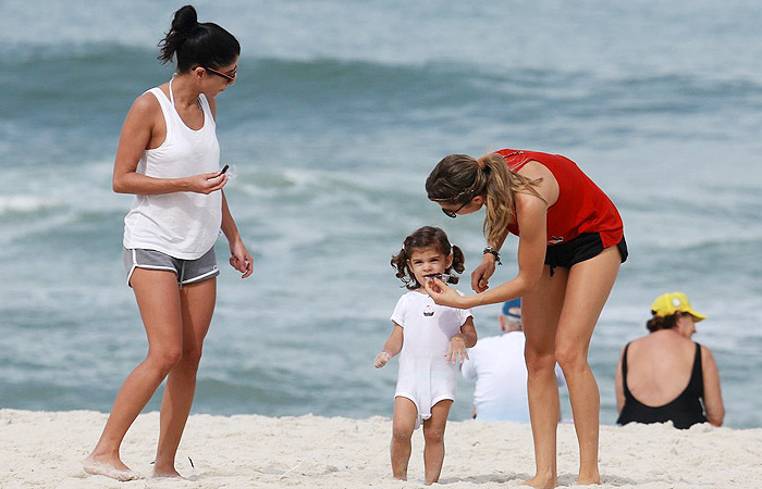  Grazi Massafera se diverte com Sophia na praia da Barra da Tijuca