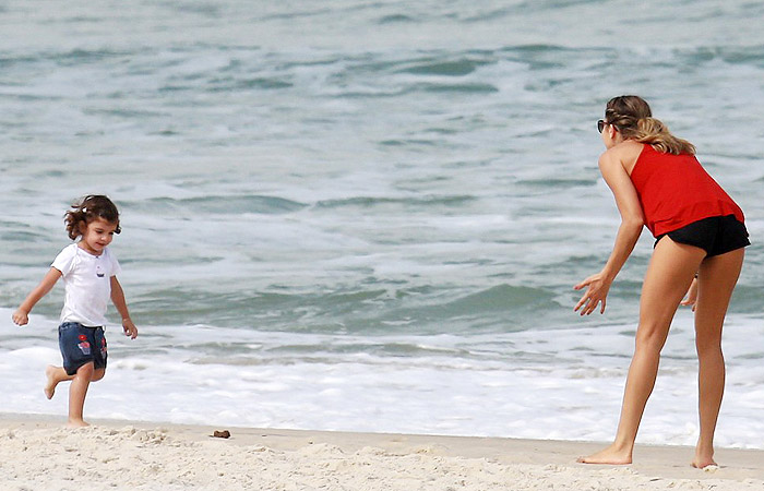  Grazi Massafera se diverte com Sophia na praia da Barra da Tijuca