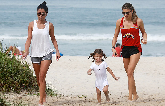  Grazi Massafera se diverte com Sophia na praia da Barra da Tijuca