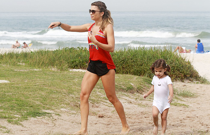  Grazi Massafera se diverte com Sophia na praia da Barra da Tijuca