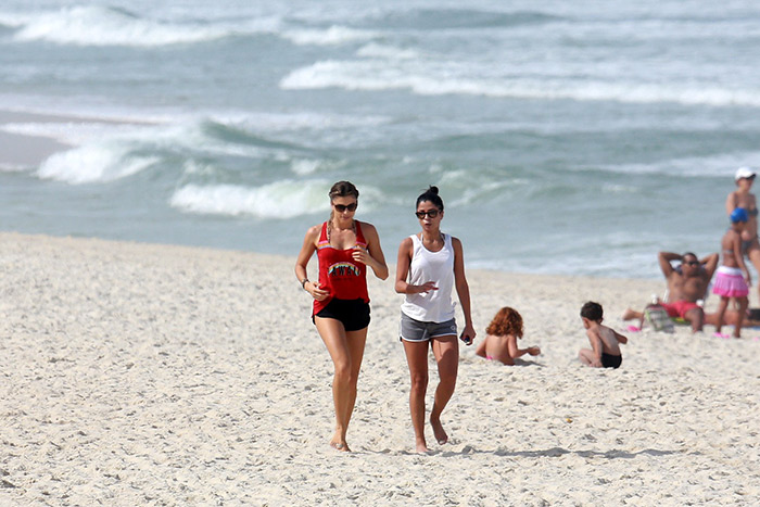 Grazi Massafera se diverte com Sophia na praia da Barra da Tijuca