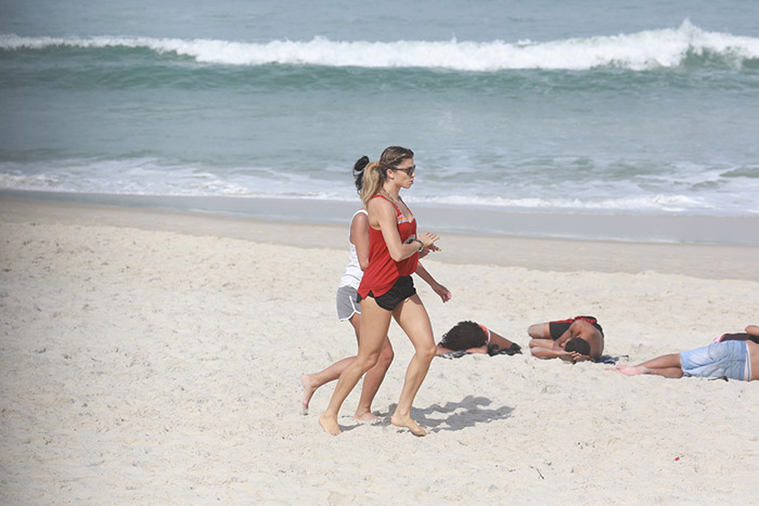 Grazi Massafera se diverte com Sophia na praia da Barra da Tijuca