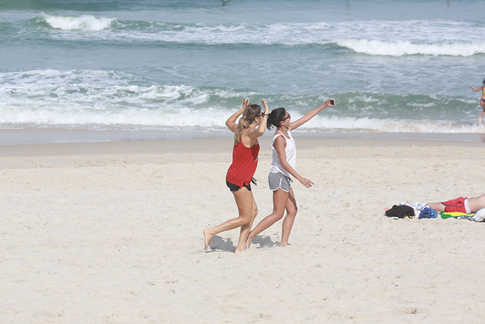 Grazi Massafera se diverte com Sophia na praia da Barra da Tijuca