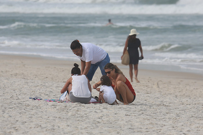 Grazi Massafera se diverte com Sophia na praia da Barra da Tijuca