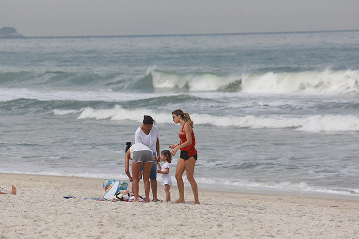 Grazi Massafera se diverte com Sophia na praia da Barra da Tijuca