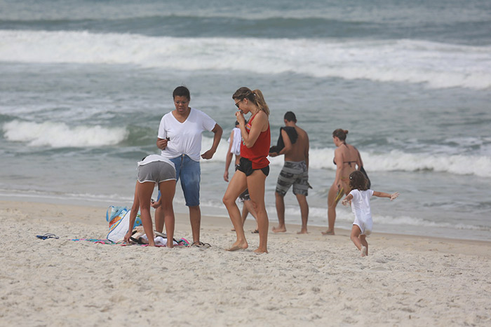 Grazi Massafera se diverte com Sophia na praia da Barra da Tijuca