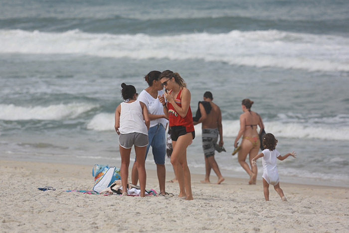 Grazi Massafera se diverte com Sophia na praia da Barra da Tijuca