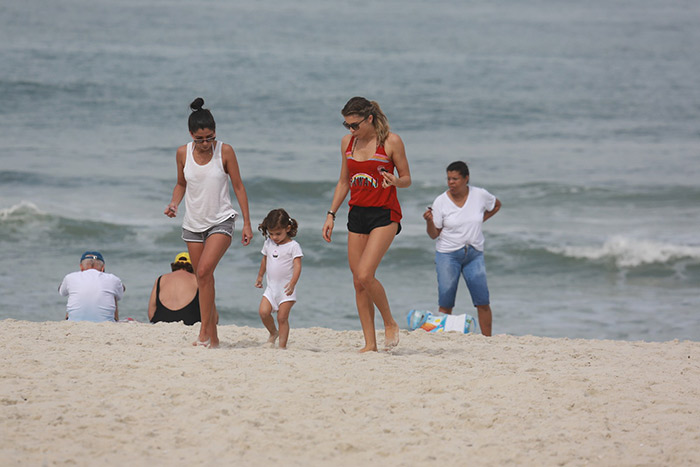 Grazi Massafera se diverte com Sophia na praia da Barra da Tijuca