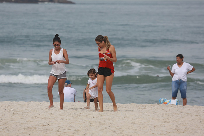 Grazi Massafera se diverte com Sophia na praia da Barra da Tijuca