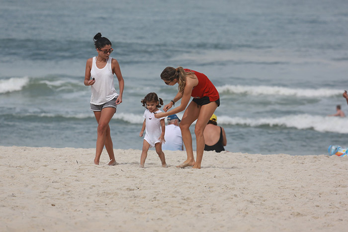 Grazi Massafera se diverte com Sophia na praia da Barra da Tijuca