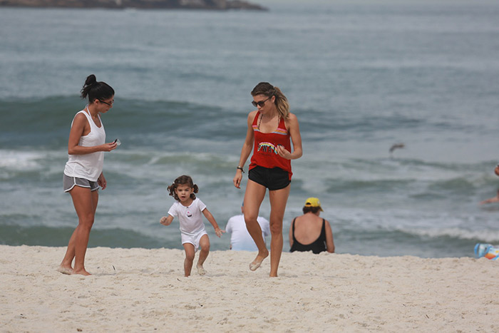 Grazi Massafera se diverte com Sophia na praia da Barra da Tijuca