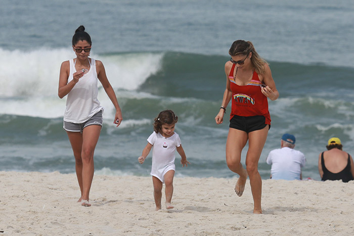 Grazi Massafera se diverte com Sophia na praia da Barra da Tijuca