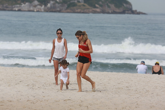 Grazi Massafera se diverte com Sophia na praia da Barra da Tijuca