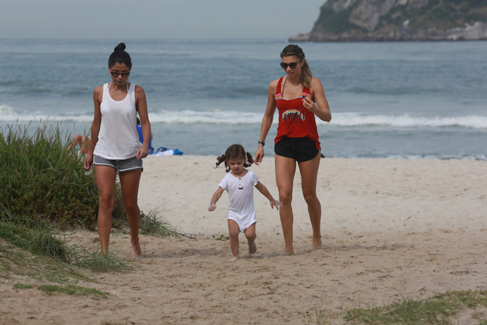 Grazi Massafera se diverte com Sophia na praia da Barra da Tijuca