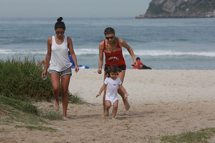 Grazi Massafera se diverte com Sophia na praia da Barra da Tijuca