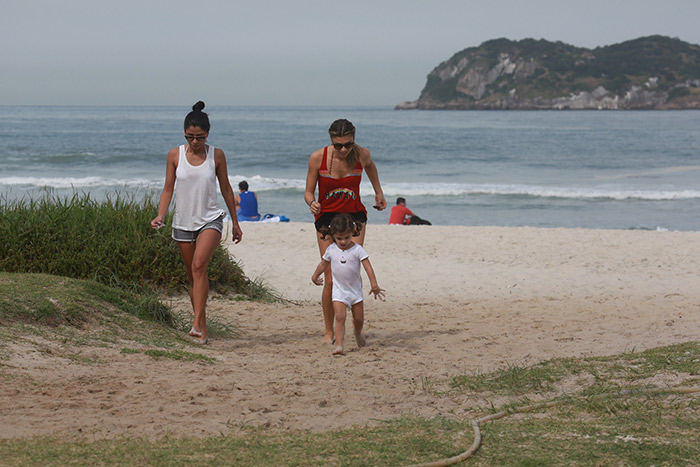 Grazi Massafera se diverte com Sophia na praia da Barra da Tijuca